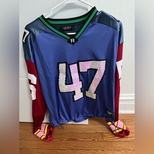 Women’s Akira jersey.